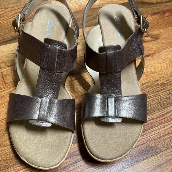 Clarks Gold Sandals Size 9 /12 Like New - Picture 1 of 7
